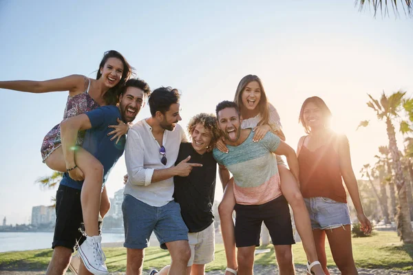 Jovens se divertindo juntos lá fora — Fotografia de Stock