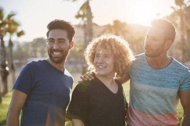 Üç mutlu erkek arkadaş uzağa arıyorsunuz dışında duran