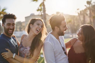 İki mutlu çiftler dışında gülüyor eğleniyor