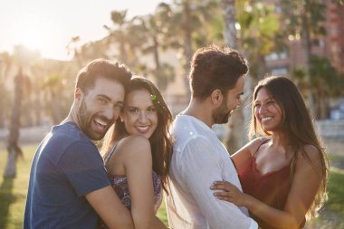 Onların kız dışında kucaklayan iki mutlu adam