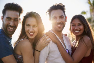 Dört mutlu arkadaş birlikte ayakta dışında güneş ışığı altında