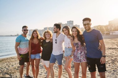Grup arkadaşıyla birlikte beach gülümseyen üzerinde duran
