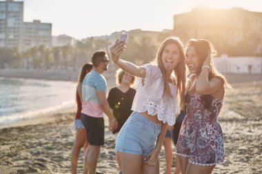 Selfie surat kumsalda alarak iki mutlu kız