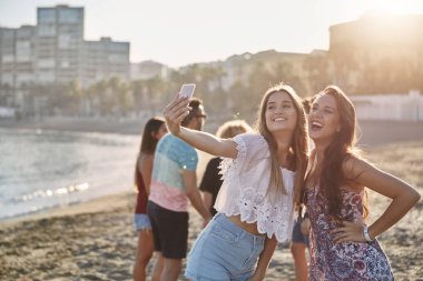 Selfie sahilde poz iki mutlu kız