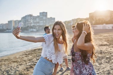 Selfie deniz kenarında alarak iki güzel kızlar