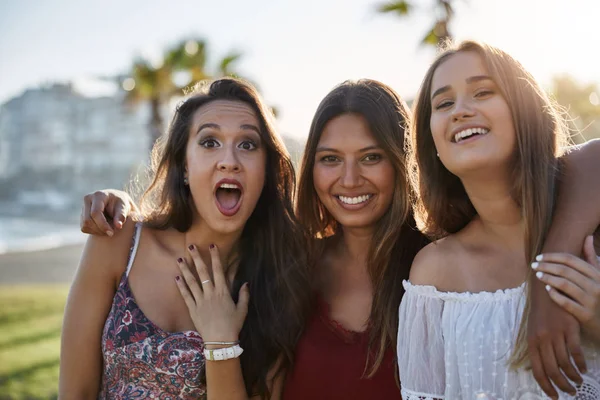 Três mulheres felizes de pé juntas puxando rostos — Fotografia de Stock