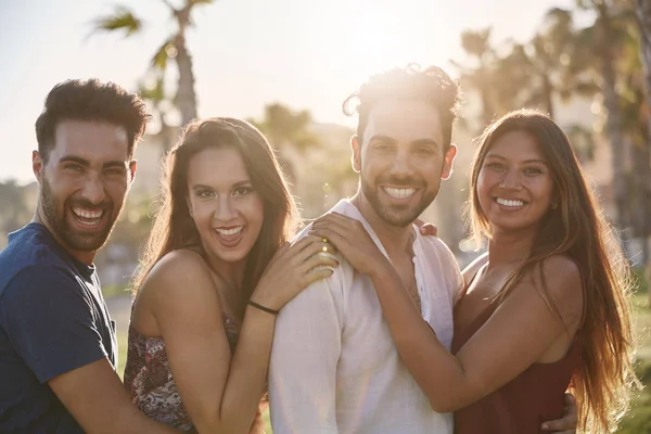 Birlikte gülümseyen içinde ayakta dışında dört mutlu arkadaş