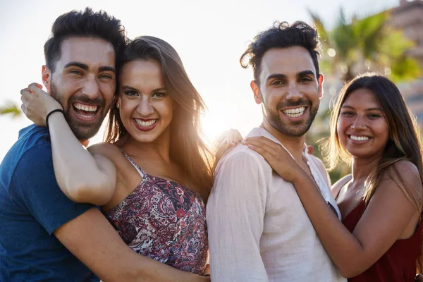 Birlikte gülümseyen dışında kucaklayan iki mutlu çiftler