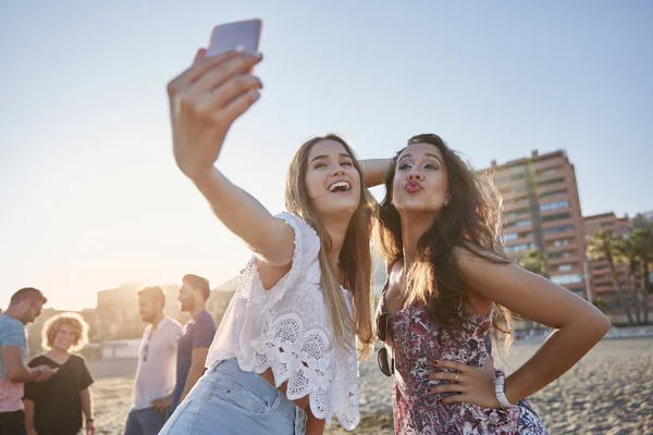 Dvě šťastné ženy užívající selfie na pláži baví — Stock fotografie