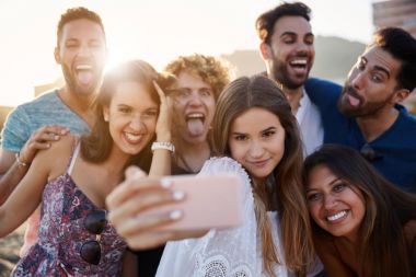 Grup arkadaşıyla birlikte eğleniyor selfie alarak