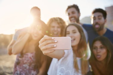 Bulanık surat selfie için arkadaş grubu portresi