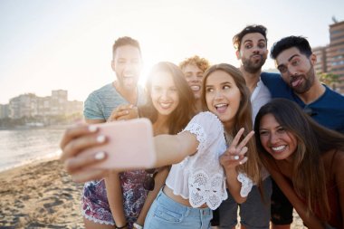 Selfie barış işareti yapmak arkadaş grubu alarak kız