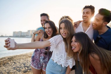 Selfie arkadaşlarla kumsalda alarak güzel kız