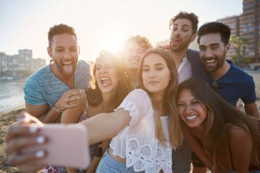 Plajda eğlenmek selfie alarak arkadaş grubu
