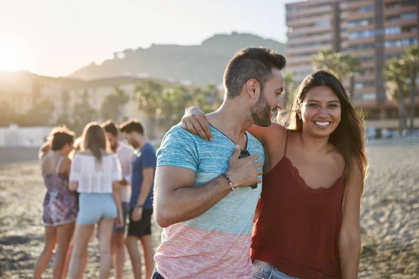 Giovane donna felice abbracciando il suo fidanzato sulla spiaggia — Foto Stock