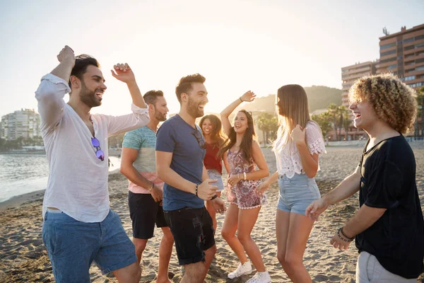 Jóvenes felices de fiesta en la playa — Foto de Stock