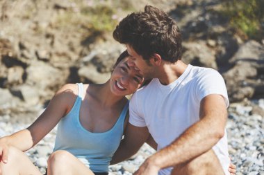 Mutlu çift birbirlerine sarılma dışında oturan