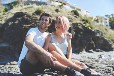 Mutlu adam uzağa bakarak onun kız arkadaşı kucaklayan