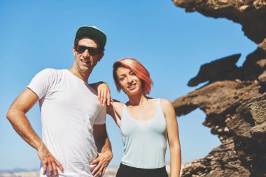 Mutlu genç çift ayakta rock tarafından birlikte