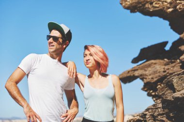 Genç çift ayakta birlikte uzağa arıyorsunuz kaya tarafından