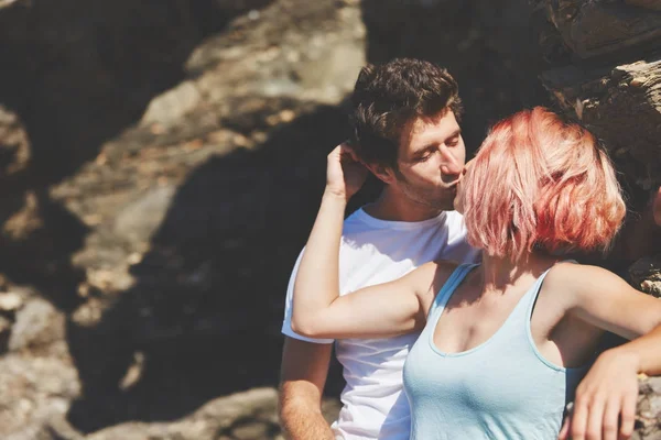 Menina de cabelo vermelho beijando seu namorado apaixonadamente — Fotografia de Stock