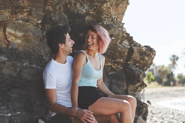 Menina feliz sentado em seu colo namorado rindo — Fotografia de Stock