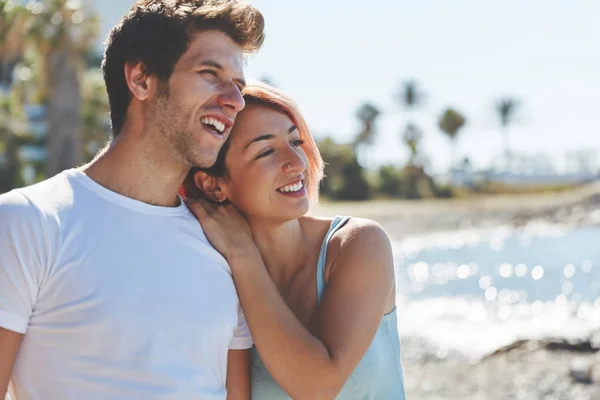 Glückliche Frau stützt sich auf ihren Freund, der wegschaut — Stockfoto