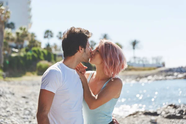 Ευτυχισμένο ζευγάρι φιλιούνται στην παραλία — Φωτογραφία Αρχείου