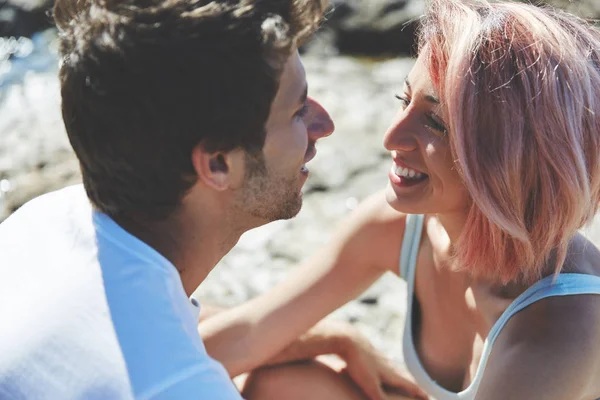 Mulher feliz olhando para o namorado na praia — Fotografia de Stock