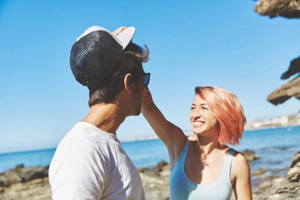 Boldog nő vesz neki barátja sapkát beach — Stock Fotó