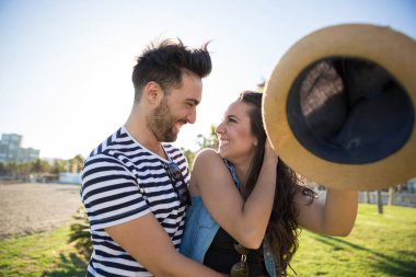 Erkek arkadaşına gülerek seyir şapka tutan kadın