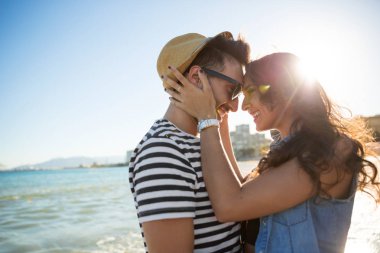 Mutlu kadın yaslanmış alnına sevgilisi gülüyor