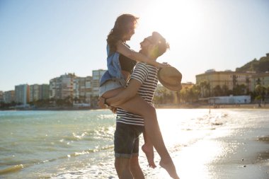 Mutlu adam suda duran kız arkadaşı taşıyan