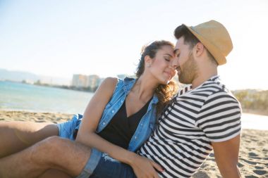 Mutlu çift birlikte birbirlerine zevk kumsalda oturuyor