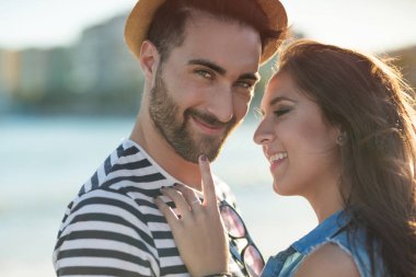 Mutlu kadın sevgilisi dokunmadan çene