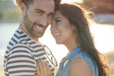 Mutlu çift ayakta birlikte dışarıda