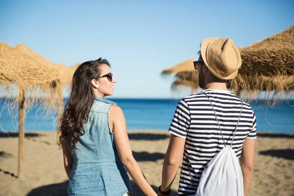 Boldog nő a gazdaság barátja kézzel beach — Stock Fotó