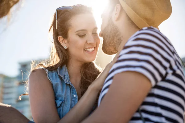 Junges glückliches Paar Frau sitzt mit ihrem Freund draußen — Stockfoto