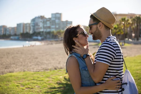 Felice uomo guardando la sua ragazza abbracciarla — Foto Stock