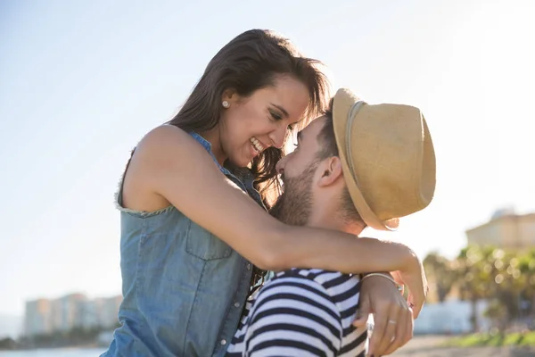 Mujer feliz abrazando a su novio mirándolo — Foto de Stock