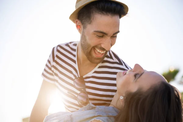 Счастливый человек держит свою девушку, смеясь — стоковое фото