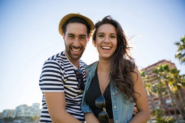 Homme heureux dans chapeau debout avec petite amie dehors rire — Photo