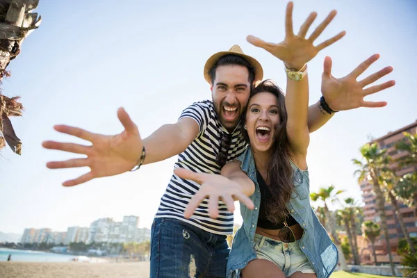 Casal feliz levantando as mãos se divertindo — Fotografia de Stock