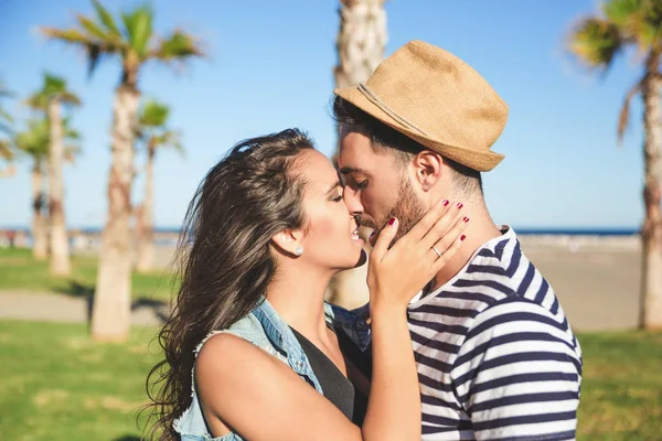 Giovane coppia baci al di fuori — Foto Stock