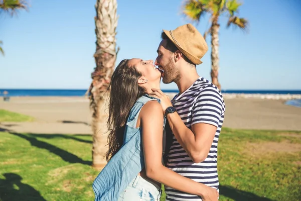 Glücklicher Mann umarmt seine Freundin lächelnd draußen — Stockfoto