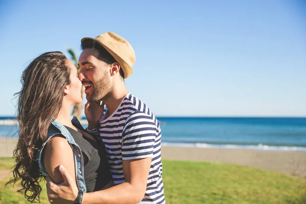 Giovane coppia felice baciare fuori — Foto Stock