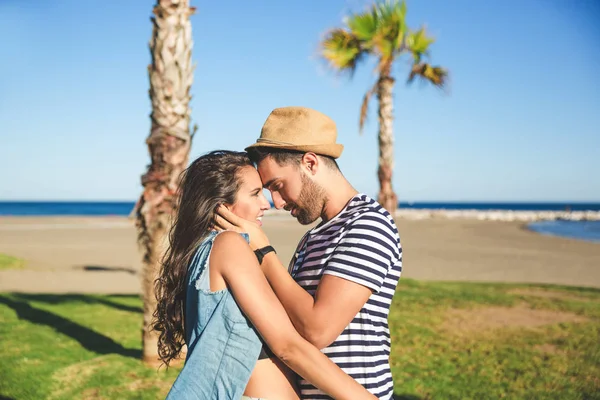 Joven abrazando a su novia suavemente mirándola —  Fotos de Stock