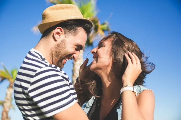 Giovane coppia felice guardando l'un l'altro ridere — Foto Stock