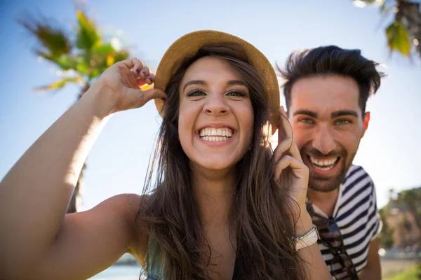 Glückliche Frau mit Hut und lachendem Freund — Stockfoto