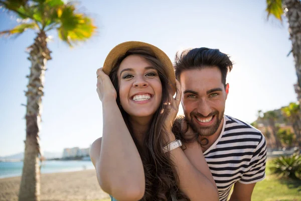 Jeune couple heureux souriant dehors — Photo